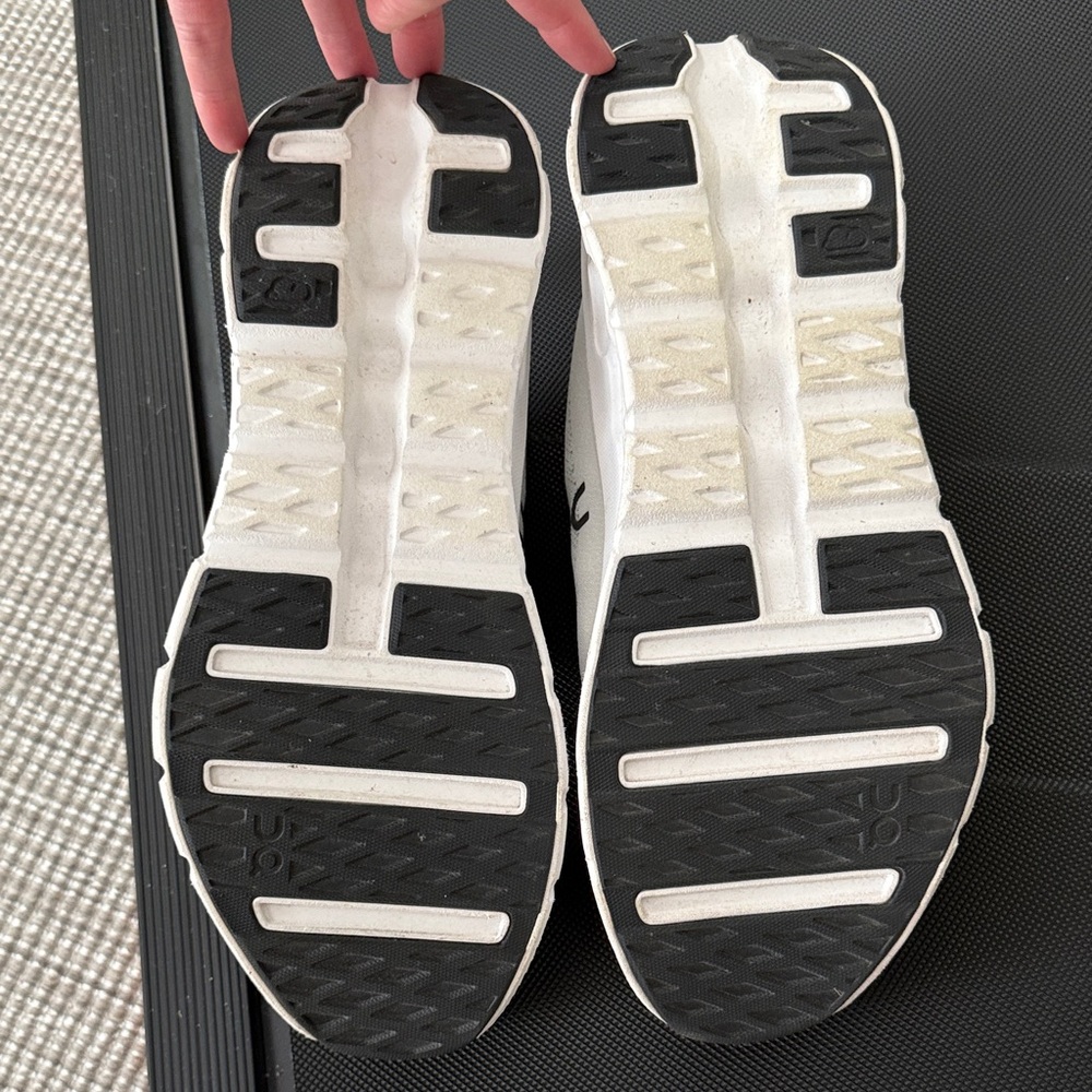 On Running Cloudtilt women’s shoe- White and Black - Picture 6 of 12
